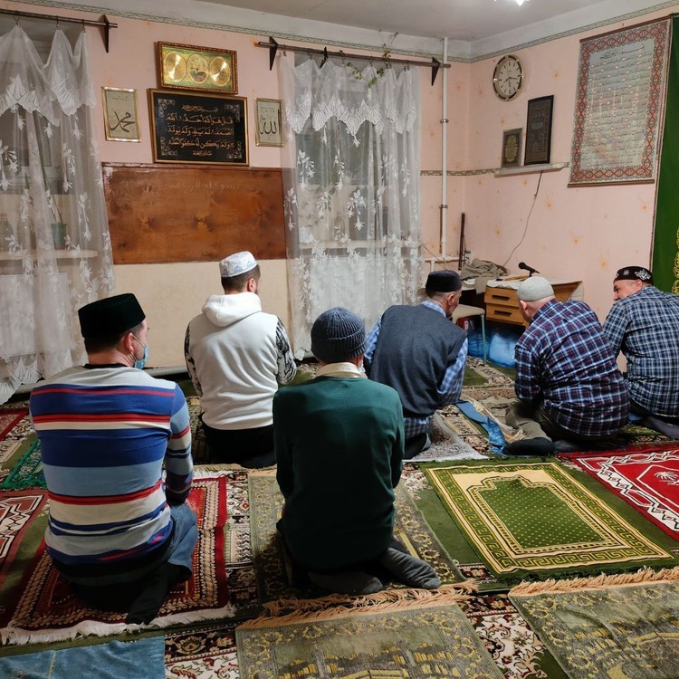 Ночная молитва в рамадан. Что такое таравих намаз в Рамадан. Намаз в мечети. Мусульманская мечеть. Рамадан мечеть.