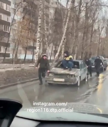 Соцсети: В Казани молодые люди толкали по дороге машину с человеком на капоте