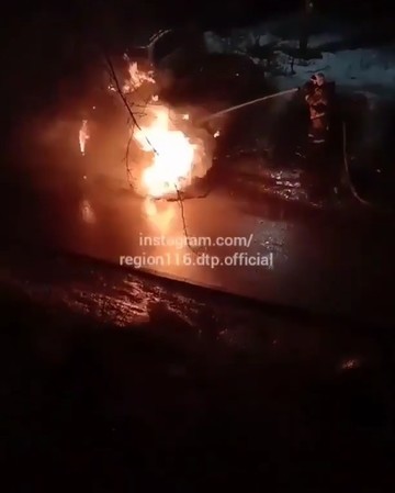 Соцсети: В одном из дворов Казани вспыхнул автомобиль
