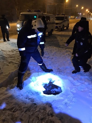 ​Женщина провалилась в канализационный люк на улице в Казани