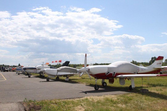 Самолет 18 ноября. Rl 18 самолет. самолет ес 18. вольск-18 самолет. самолет сегодня красноярск казань приземлился.