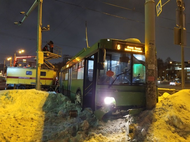 В Казани троллейбус, уходя от столкновения, врезался в столб