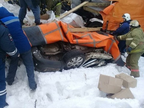 В Татарстане иномарка улетела под фуру: два человека погибли