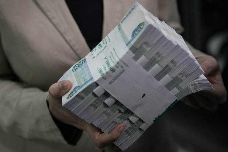 Россияне за месяц пытались незаконно вывезти из страны более 100 миллионов рублей