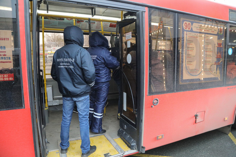 В ивановском автобусе кондукторша разорвала у студентки купюру после требования сдачи