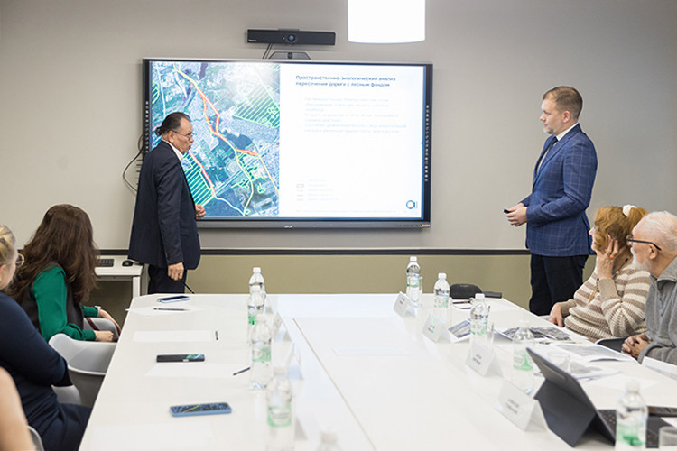 По мнению Олега Григорьева, с тем потоком, который прогнозируется на новой дороге (а это, на минутку, 2,5 тыс. машин в час), справится только прямолинейная дорога