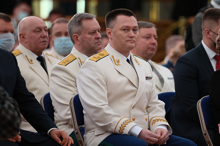 Еще один вопрос: кто же займет должность генерального прокурора?
