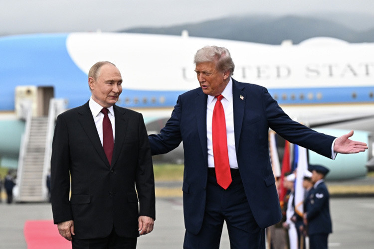 Путин отметил, что российско-американские встречи в верхах не проводились более четырех лет. И это большой срок. Двусторонние отношения России и США «скатились до самой низкой точки со времен холодной войны и это не идет на пользу ни нашим странам, ни миру в целом», прямо заявил Путин
