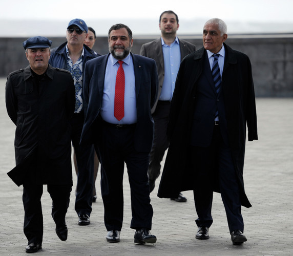 Рубен Варданян (в центре) во время акции памяти жертв геноцида армян в Османской империи 1915 года у Вечного огня мемориального комплекса Цицернакаберд в Ереване