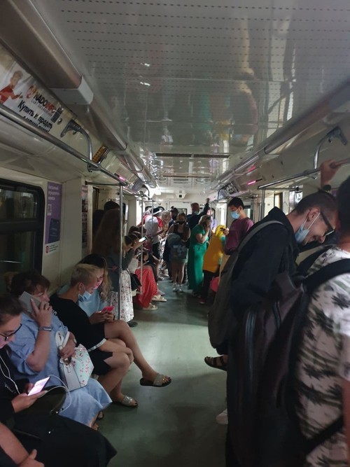 Казанское метро пассажиры. Пассажиры ждут поезд. Поезд 045. Пассажиры ожидающий поезд. Поезда за 45 суток какие