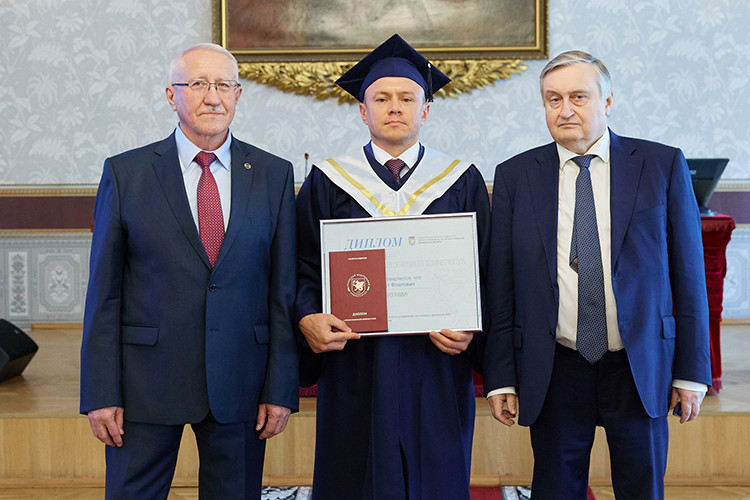 Под аплодисменты зала на импровизированную сцену поочередно выходили выпускники этого года (на фото — генеральный директор СК ООО «Иль-Хамет» Ильфат Хаметшин)