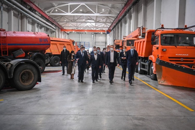 Минниханов и Когогин посетили автоцентр КАМАЗ в Казахстане