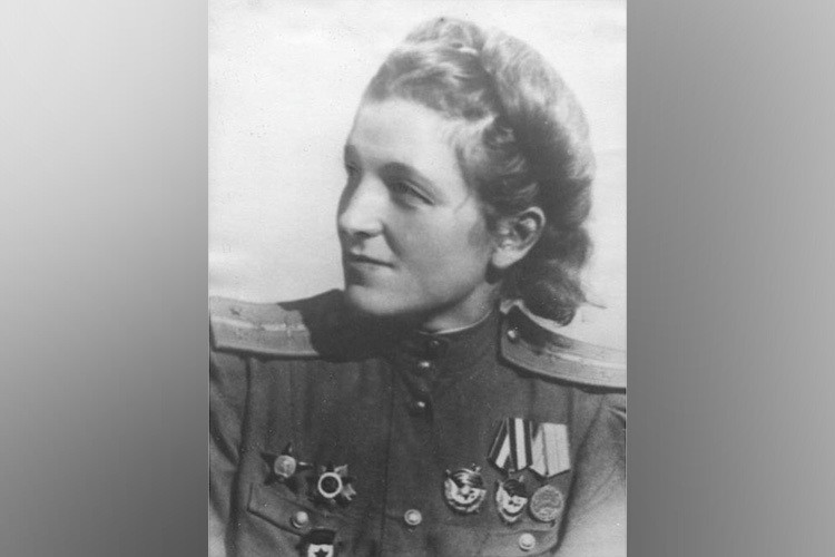 «В республике за всю ее историю жила и работала лишь одна женщина – Герой Советского Союза. Имя этой легенды, летчицы Таманского женского полка бомбардировщиков — Магуба Сыртланова»