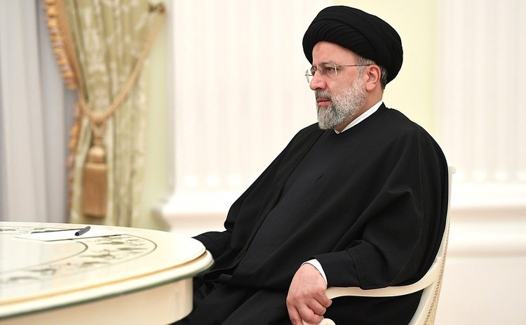 Приехавший в Москву президент Ирана совершил намаз в Кремле