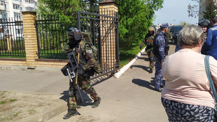Официально: в результате стрельбы в казанской школе погибли 8 человек