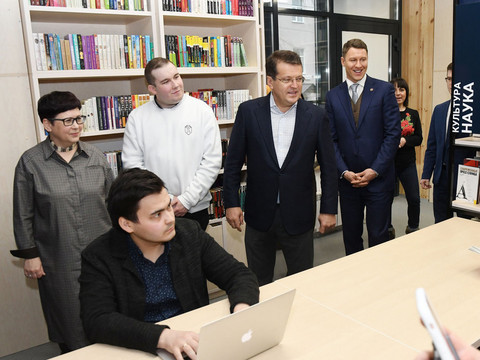 Метшин осмотрел первую в Татарстане библиотеку самообслуживания