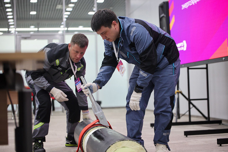 В качестве примера была представлена продукция одного из татарстанских игроков по производству композитных материалов &mdash; компании «Татнефть Пресскомпозит». Речь шла о композитных трубах, которые, по уверению производителя, обладают рядом преимуществ перед традиционными стальными