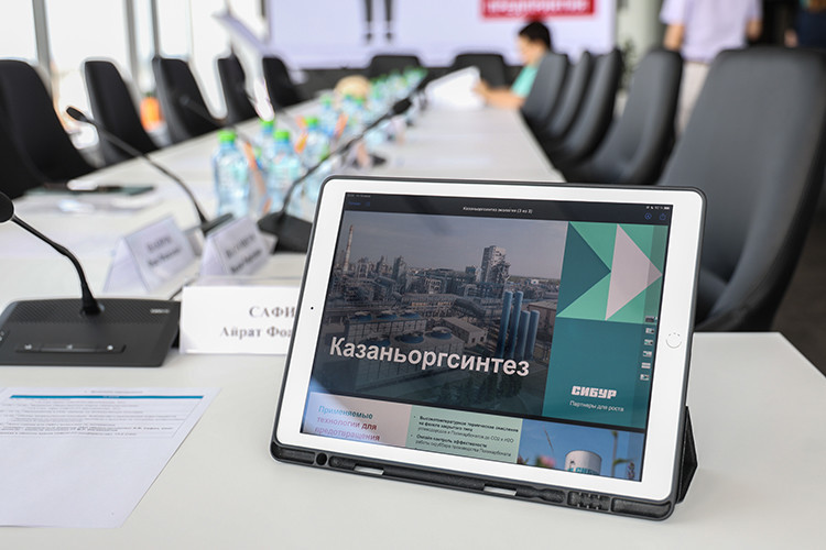 Госкомпании «Связьинвестнефтехим» принадлежит 21,18% акций КОСа, 63,87% &mdash; ООО «Управление Активами» (входит в АО «Сибур-РТ»), 0,13% &mdash; ПАО «Нижнекамскнефтехим», которое также подконтрольно СИБУРу. Соответственно, крупнейшие акционеры «Казаньоргсинтеза» в совокупности владеют свыше 85% акций компании