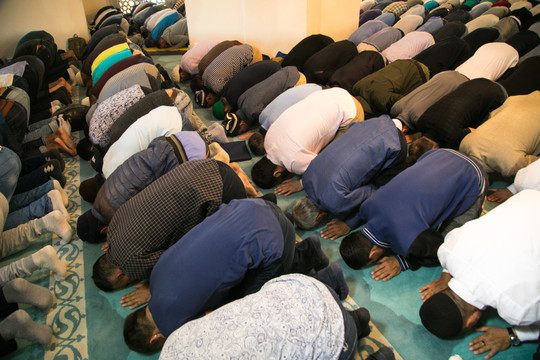 Из-за коронавируса в мечетях России могут сократить время пятничных молитв до 15 минут