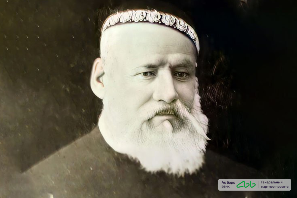 Махмуд Хусаинов сшил себе тюбетейку, украшенную драгоценными камнями, стоимостью несколько десятков тысяч рублей