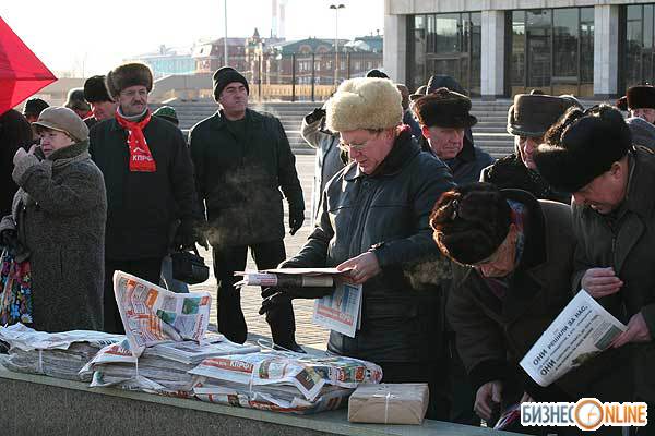 Всем желающим выдавали газеты «Правда» и «Коммунист Татарстана»
