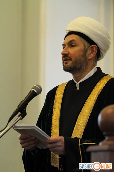 Валиулла хазрат Якупов, имам-хатыб Апанаевской мечети, объявил, что имена всех прихожан, оказавших помощь в восстановлении мечети, занесены в почетную книгу