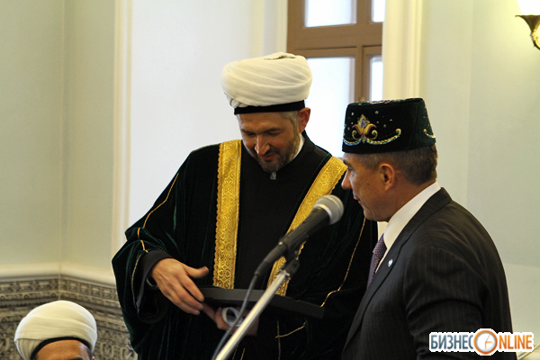 Рустам Минниханов от себя лично подарил мечети коран