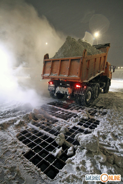 Технология снегоплавильной камеры проста: на площадку заезжают грузовики – и ссыпают на решетку снег, который попадает прямо в канализацию