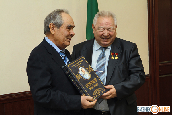 На память Гречко подарил Шаймиеву книгу о Юрии Гагарине - «Первый навсегда», отметив, что дарит книгу о первом космонавте первому президенту Татарстана