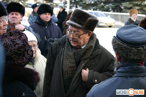 Депутат Туфан Миннуллин на митинге перед Госсоветом РТ. Январь 2005 года 