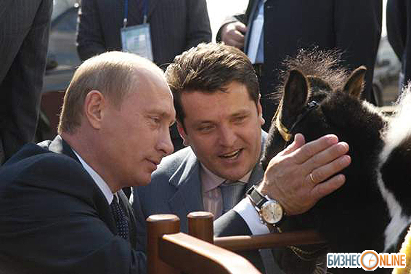На открытия Международного конно-спортивного комплекса Владимиру Путину подарил маленькую лошадку по кличке Чип Ильсур Метшин, который тогда был мэром Нижнекамска 