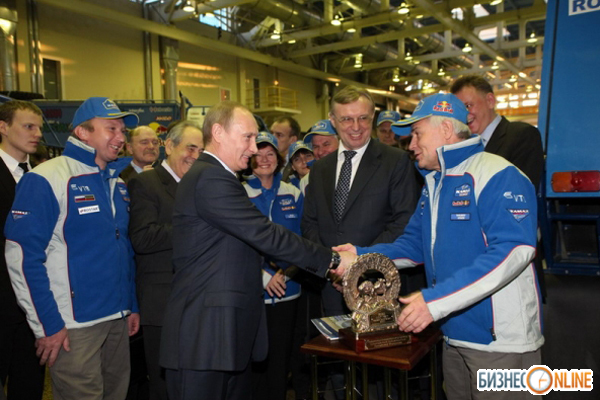 В феврале 2010 года – вновь визит  Путина в Набережные Челны. Премьер встретился с членами спортивной команды «КАМАЗ-Мастер»