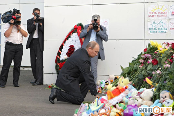 Далек от торжественности был визит Путина 14 июля 2011 года. Путин возложил цветы в память о погибших на Булгарии