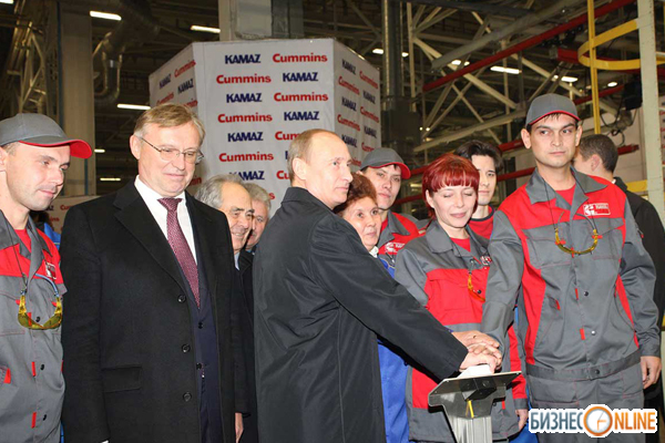 В ноябре 2009 года очередной визит Путина в Набережные Челны. Премьер открыл на КАМАЗе новое предприятие по производству дизельных двигателей