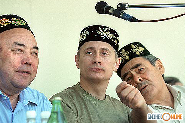 Впервые Путин побывал в Казани в июне 2000 года. Поводом для визита стало cовещаниt по ликвидации последствий урагана. Шаймиев пригласил президента РФ погулять на Сабантуе