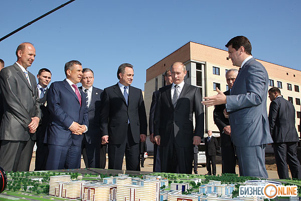 Путин также посетил строящийся жилой корпус деревни для участников Игр