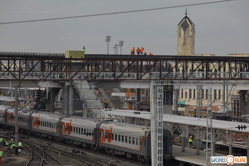 На вокзале строятся высокие платформы и пешеходный мост – срок сдачи объектов обозначен до конца 2012 года