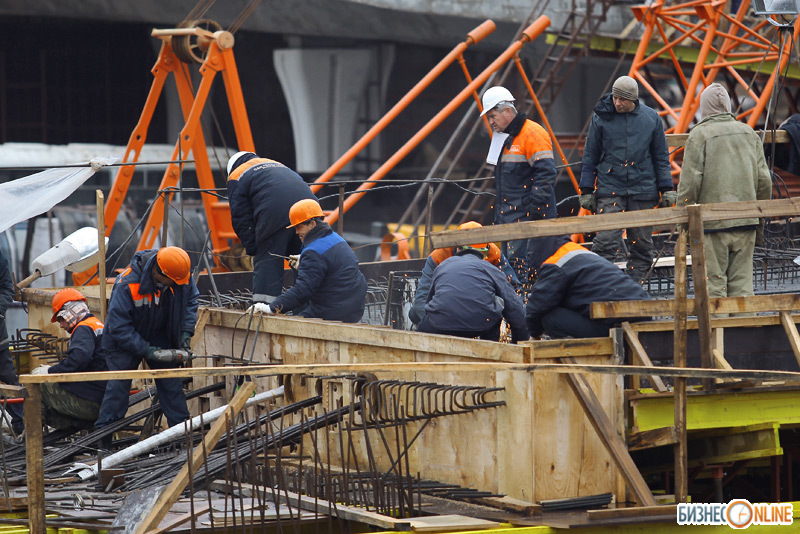 Рабочие возводят временные конструкции и форму (опалубку) будущего моста