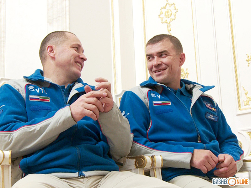 Андрей Мокеев (слева) - штурман экипажа Каргинова и механик Игорь Девяткин 