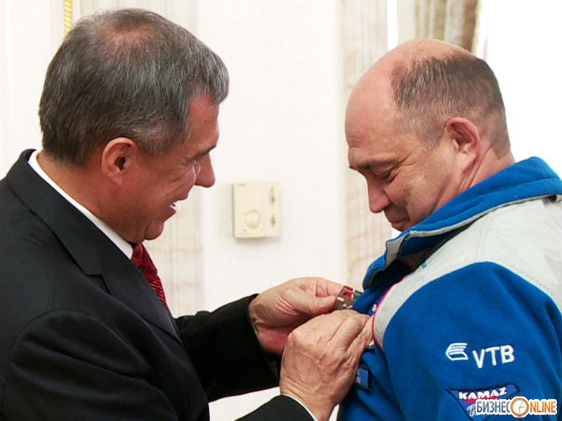 Минниханов вручает пилоту Ильгизару Мардееву орден «За заслуги перед Республикой Татарстан»