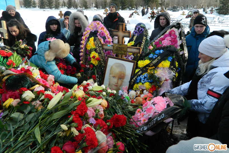 Память умерших детей. Похороны детей погибших. Прощание с детьми погибшими в Казани.