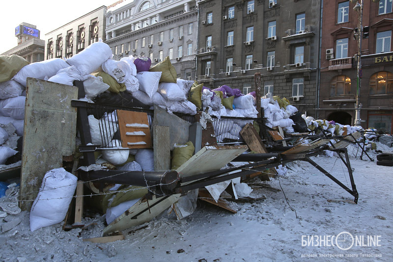 В целом баррикады собираются из всего, что найдется, но в основе своей – мешки со снегом