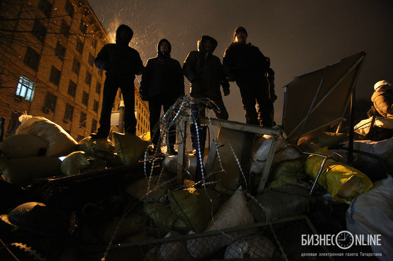 Ближе ко времени окончания перемирия (20:00) люди стягиваются на улицу Грушевского