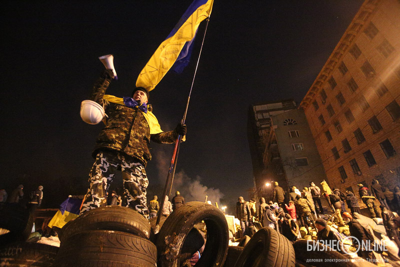 Люди скандируют: «Слава Украине! Героям слава!»