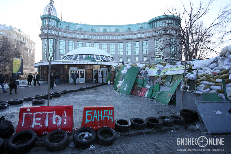Новые баррикады на Институтской улице, ведущей к Банковой улице