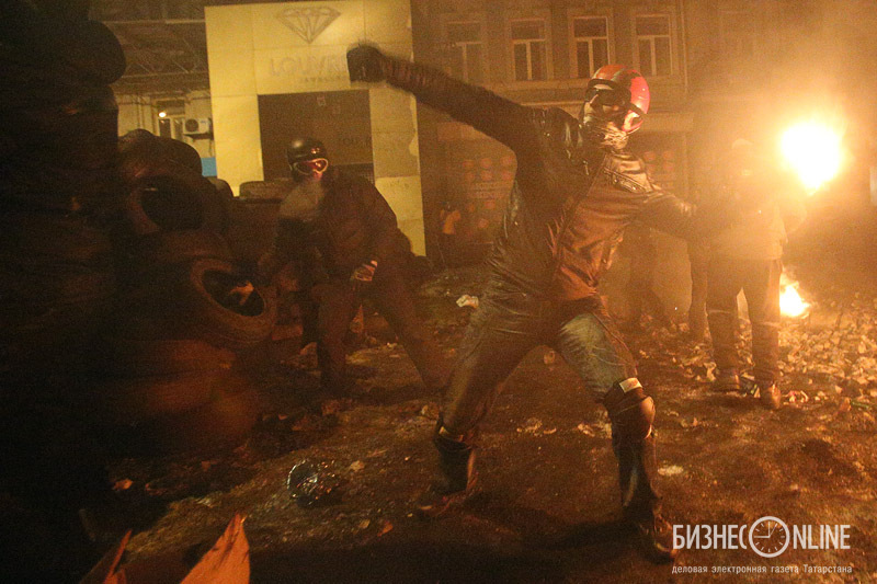 Где-то около 20:30 по киевскому времени поступила информация о первых коктейлях Молотова, полетевших со стороны митингущих, ответной реакции от «Беркута» не последовало