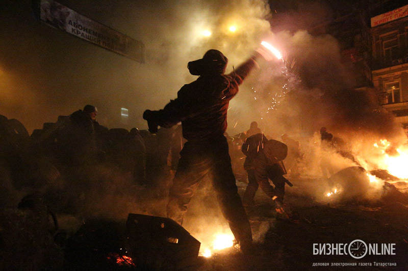 Количество фейерверков, зажигательных смесей и камней, летящих в сторону правоохранительных органов, росло довольно быстро. 21:45 - ответной реакции со стороны «Беркута» все еще нет. Терпят