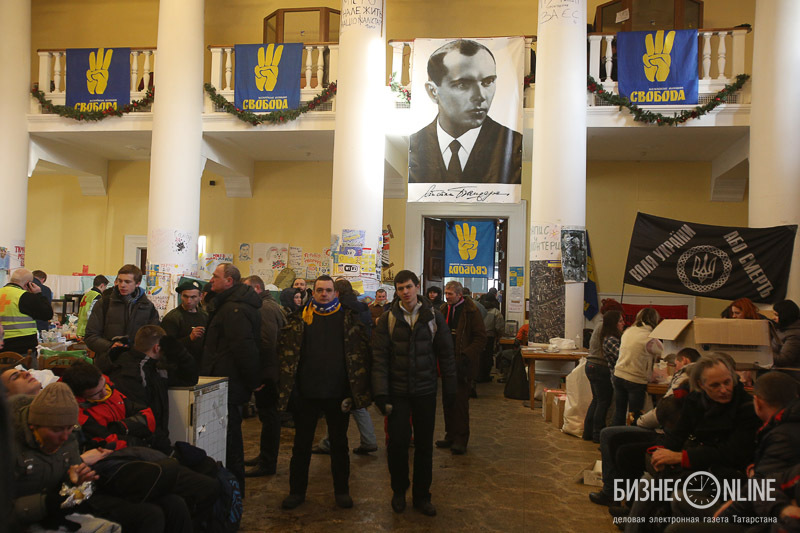 Портрет Бандеры в захваченном митингующими здании администрации