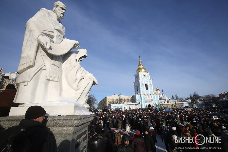 Сегодня прощались с убитым несколько дней назад активистом майдана белорусом Михаилом Жизнеским. К Михайловскому собору пришли несколько тысяч человек