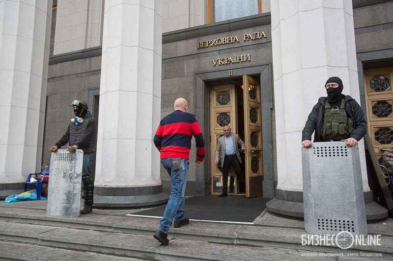 Силы самообороны майдана стоят на входе в Верховную Раду и пускают внутрь депутатов по пропускам.